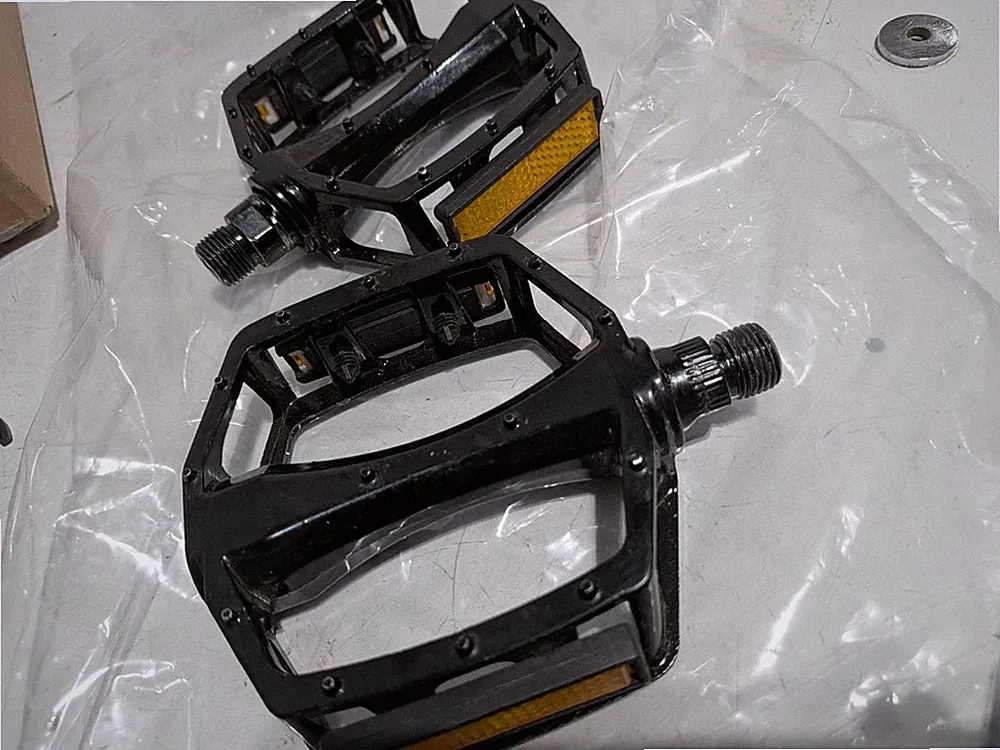 Black Metal Flat/Platform Bicycle Pedals Pair w/ Reflectors - Road MTB City
