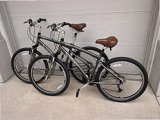 Two Trek Navigator 2.0 City/Comfort Hybrid Bikes 18" Frames "Both Rarely Used"
