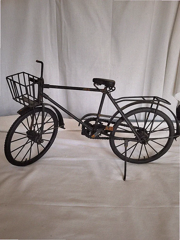 Vintage scale model black metal men's bicycle 18" long